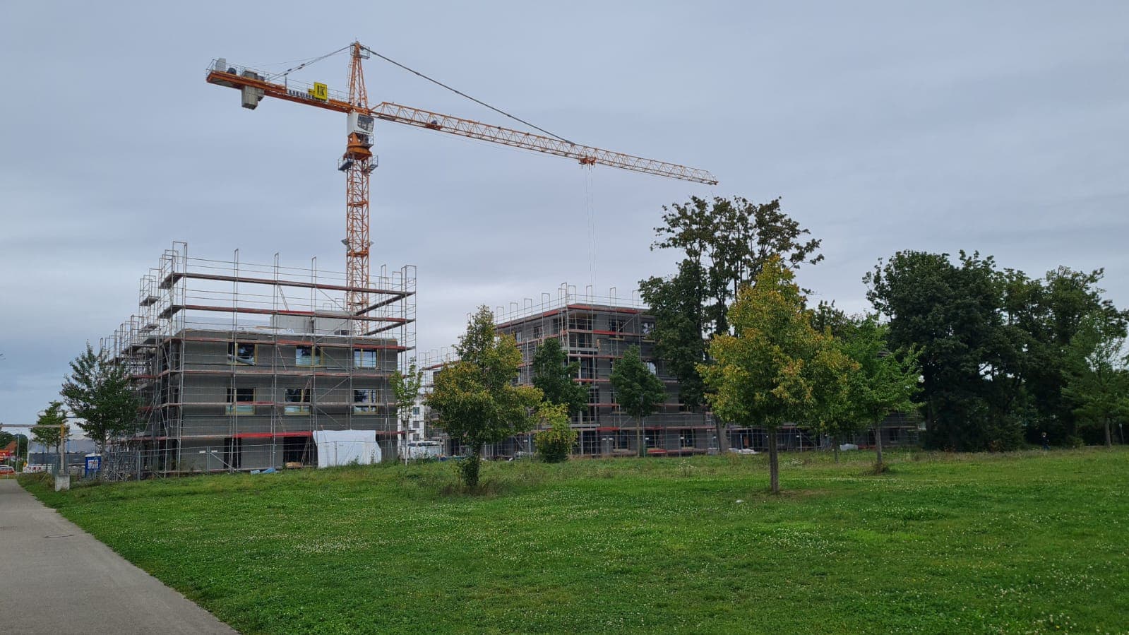 Alle drei Häuser stehen