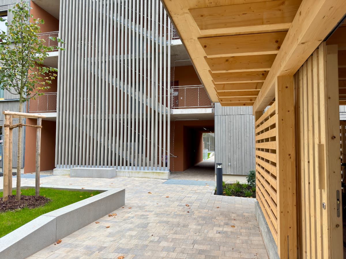 Privater Innhof und Garten mit Fahrradschuppen