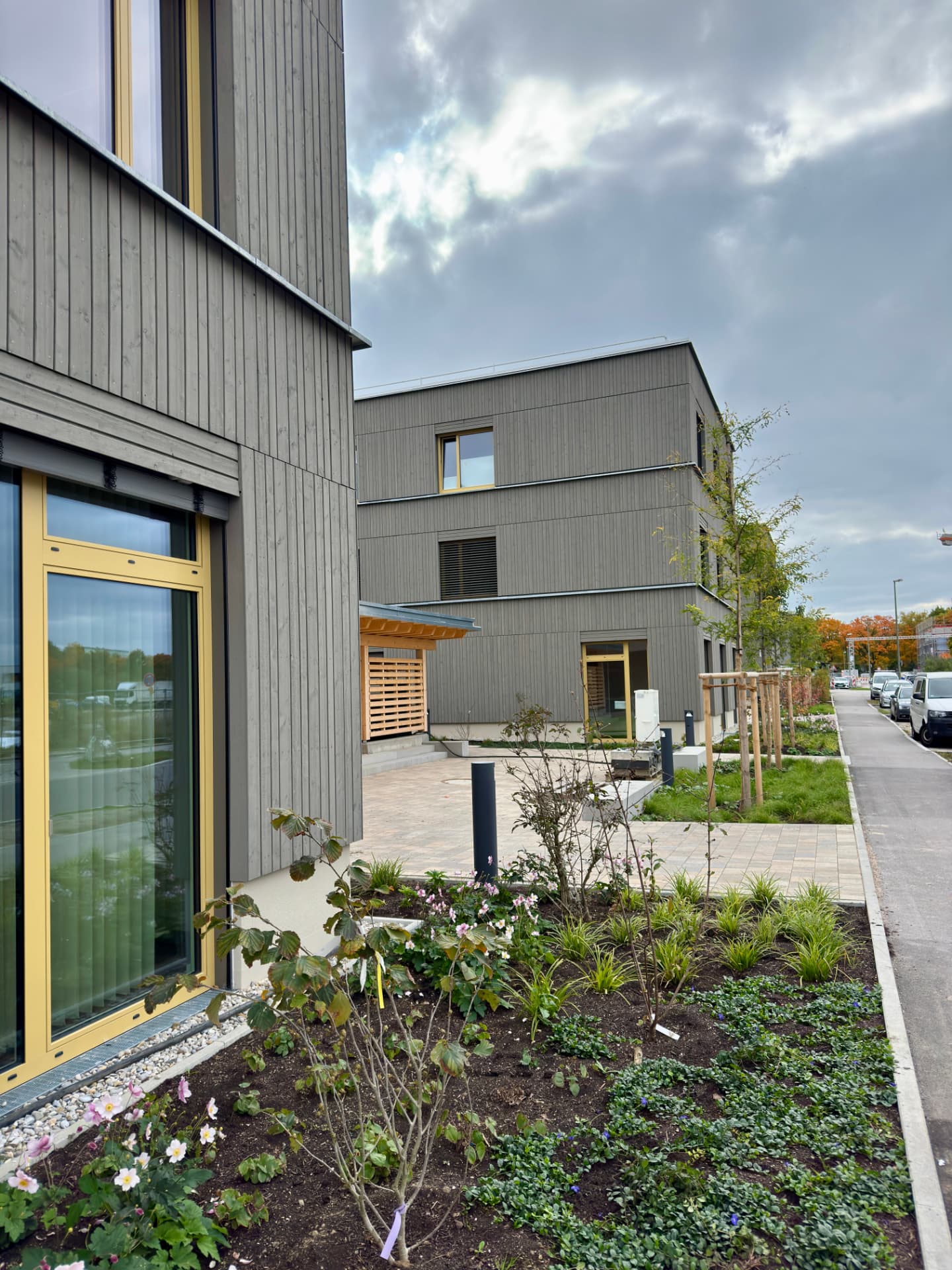 Ansicht der Häuser und des Hofes von der Straße aus